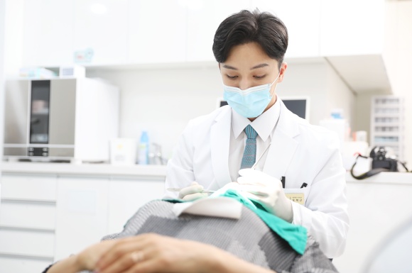 바른플란트치과 오택근 원장 진료 모습